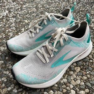 Womens Brooks Levitate 4